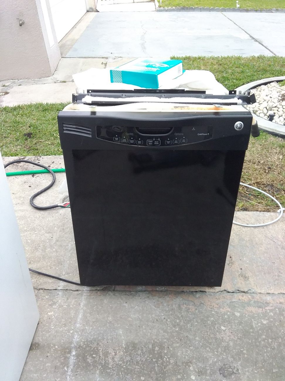 Black ge dishwasher with plastic tub in excellent working condition