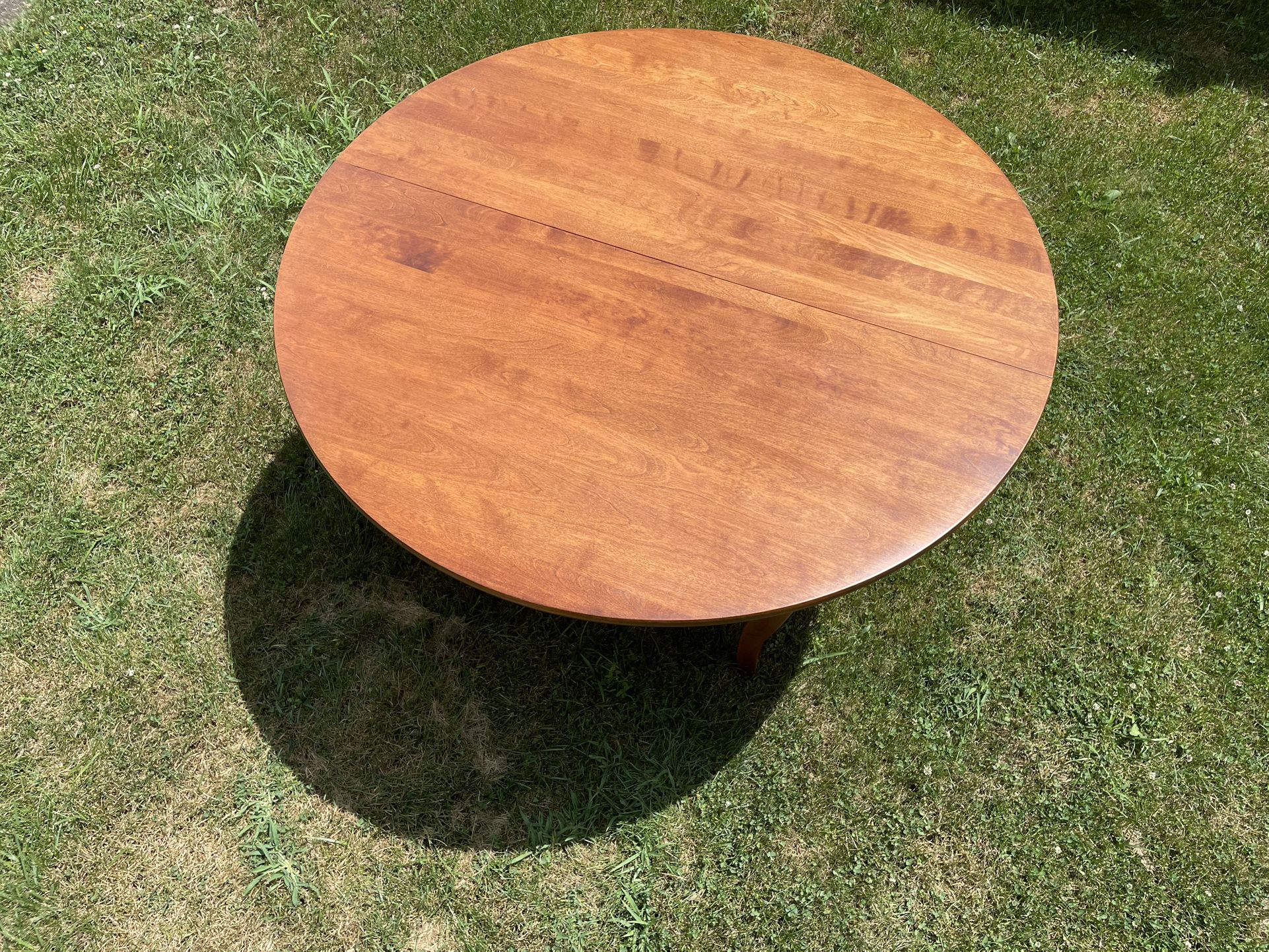 Dining Room / Kitchen table with 2 leaves. Solid Wood.
