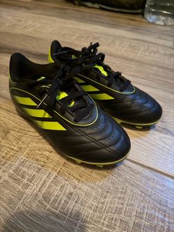 Kids soccer cleats