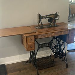 Singer 1910 sewing machine Complete Wood table With Cast Iron Sides & Peddle 
