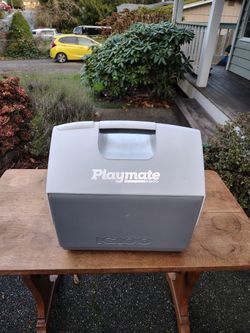Like New Playmate Elite Ultra Mnscp. 16 Qt. Cooler