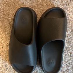 black yeezy slides