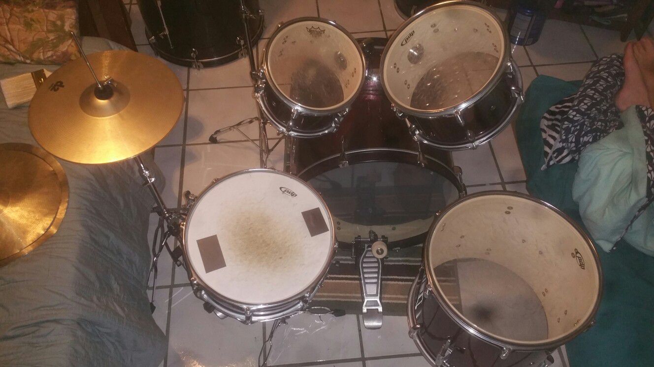 PDP PEARL CENTER STAGE , DRUMS SET 5 PC. AND HI- HAT.