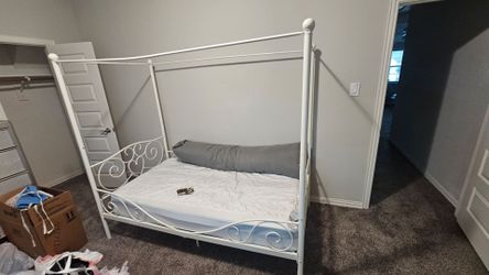Princess twin bed
