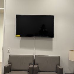 50” Amazon Fire TV 4K UHD Smart TV + Wall Mount
