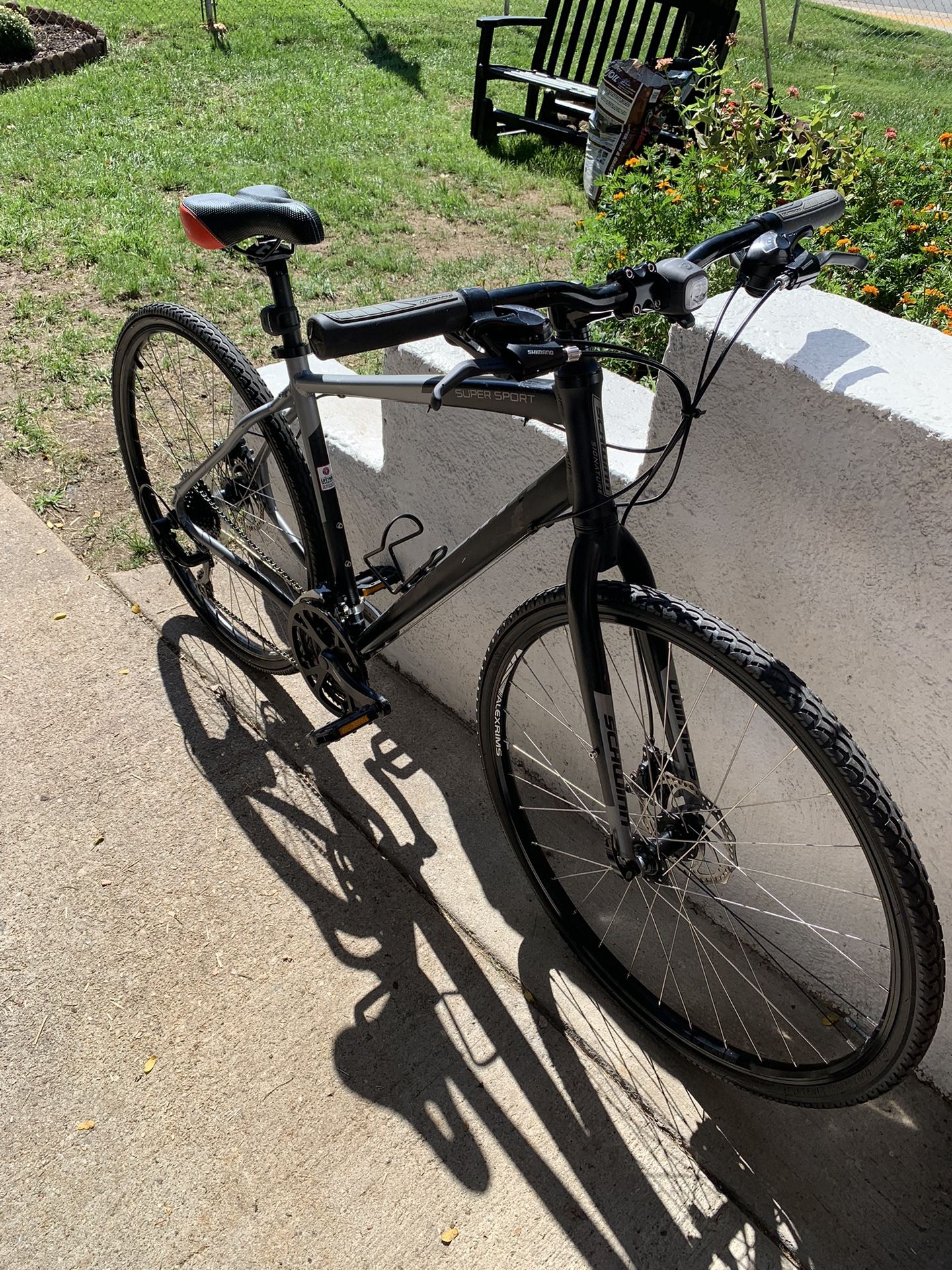 Beautiful 28” Schwinn Super Sport Hybrid Bicycle Like New