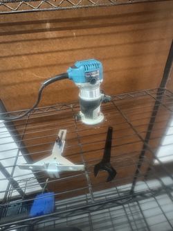 Makita RT0701C Compact Router