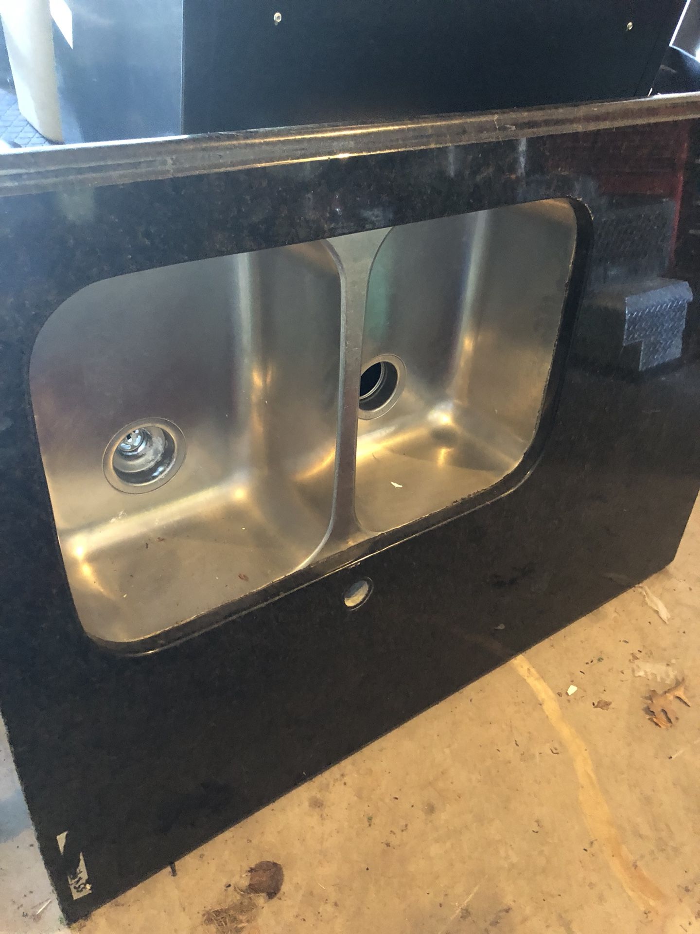 Kitchen sink With granites $70