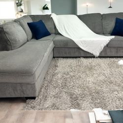 Nice Like New Modern Gray Sectional Sofa with Chaise – 