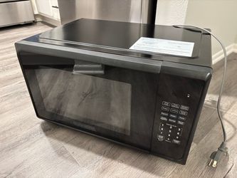 BLACK+DECKER 1.1 Cu Ft 1000W Countertop Microwave — Matte Black