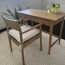Computer/Writing Desk And Chair (includes Rug)