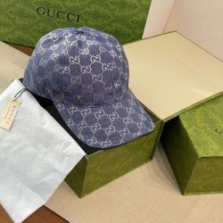A hat of the same style for men and women