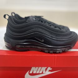 Women Air Max 97.    Size 7.5w.  50$
