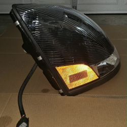 VOLVO VNL Headlight (Left Side)
