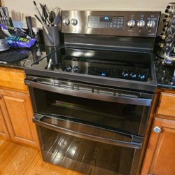 GE PROFILE SET: STOVE AND MICROWAVE