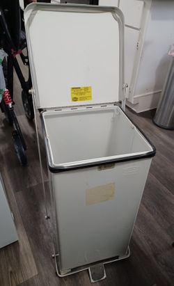 Extinguishing/ Trash can