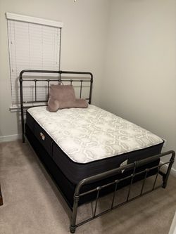 Full size Bed w mattress
