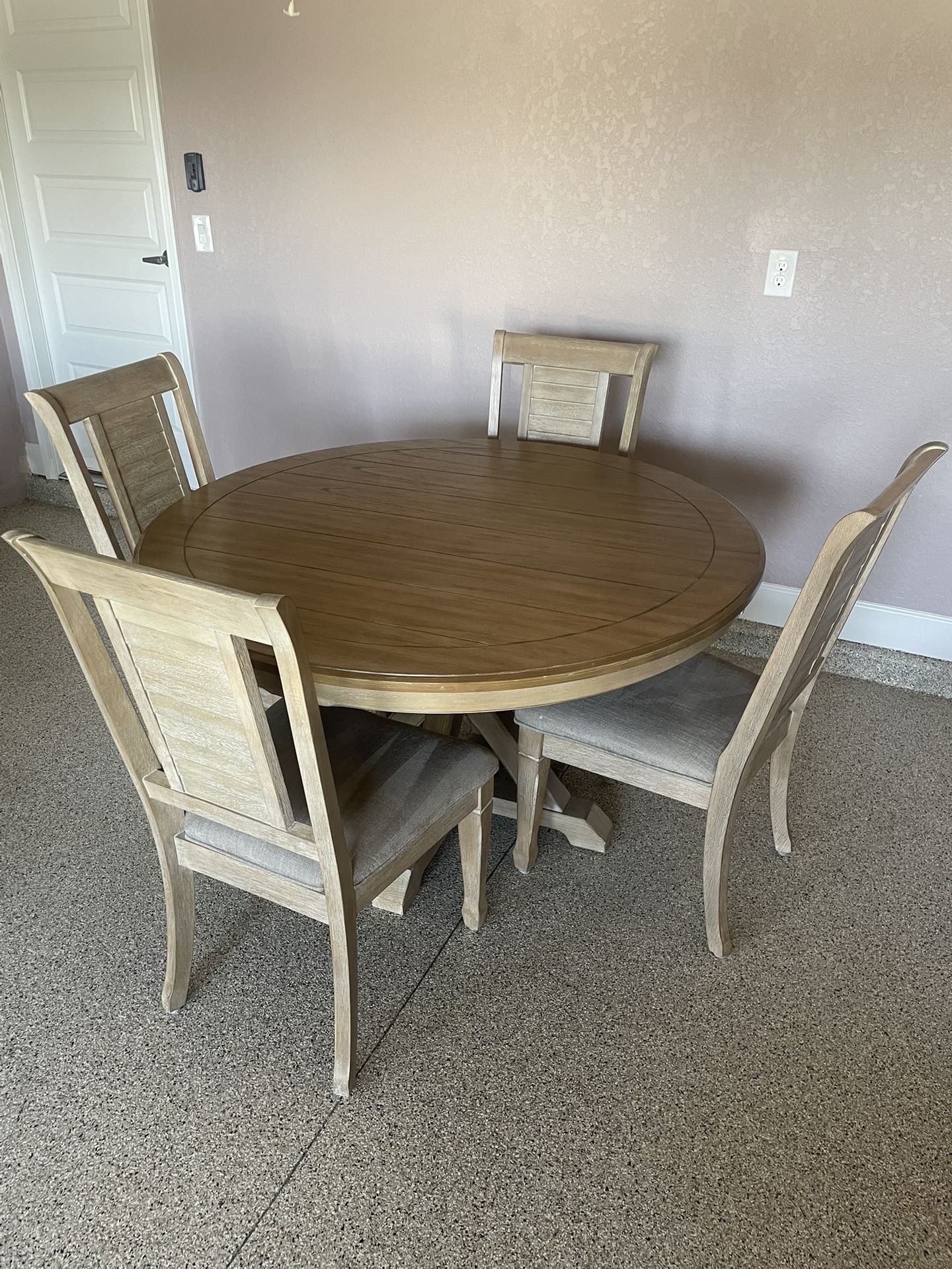 Round Table 4 Chairs