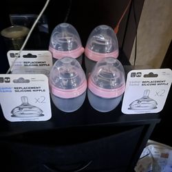 Comotomo Baby Bottle Bundle 4  Pink bottles and Nipples & replacements New