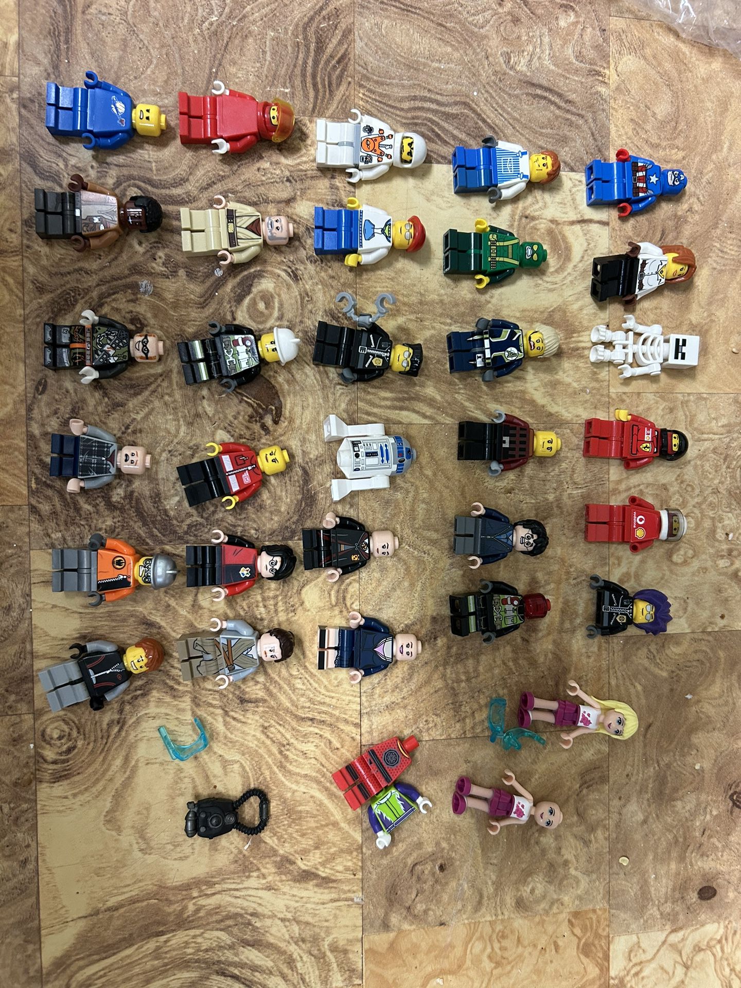 32 LEGO MINIFIGURES STAR WARS, CITY, SUPER HEROES AND ACCESSORIES LOT