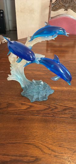 3 dolphin