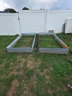 Raised garden bed