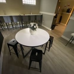 round table w/4 stools