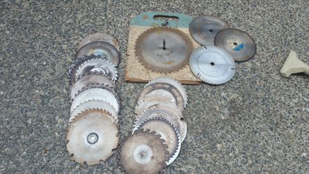 27 or 27 assorted saw blades all very very sharp.