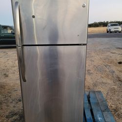 GE Stainless Steel Fridge w/ Top Freezer