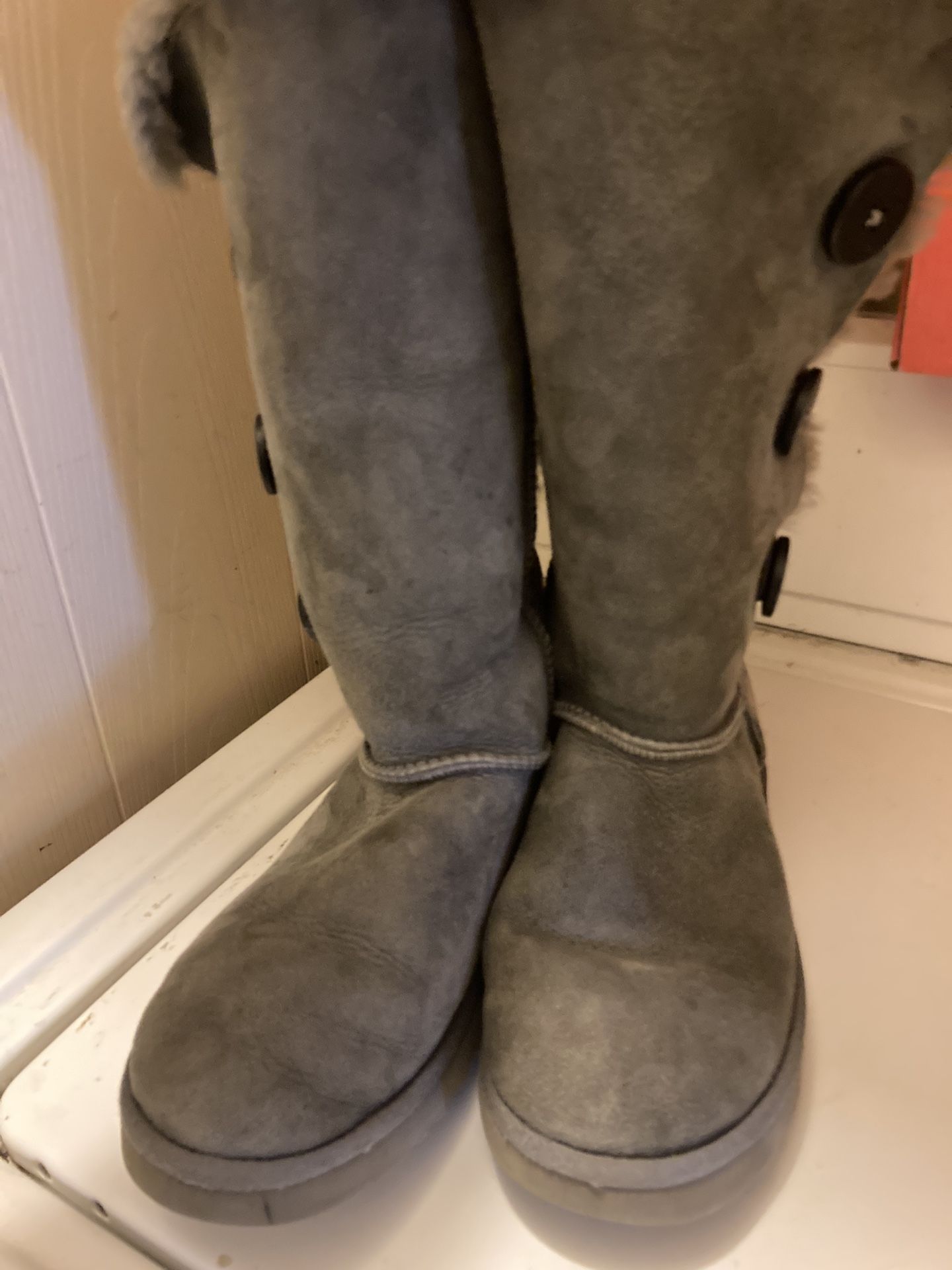 Woman’s UGG Winter Boots Size 8. ( Used)