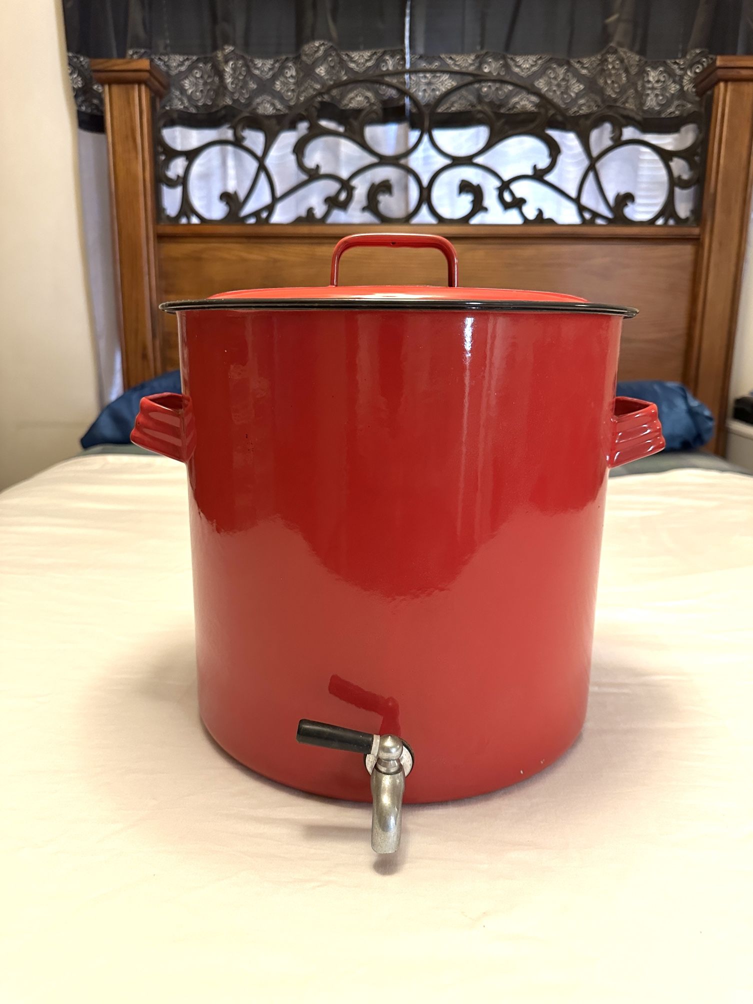 19 QT Enamel Stock Pot With Spigot Spout