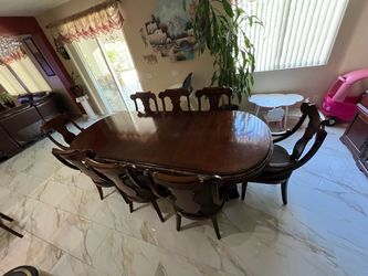 Dark Wood Dining Table with 8 Chairs 9’ x 4’ Comedor con sillas.