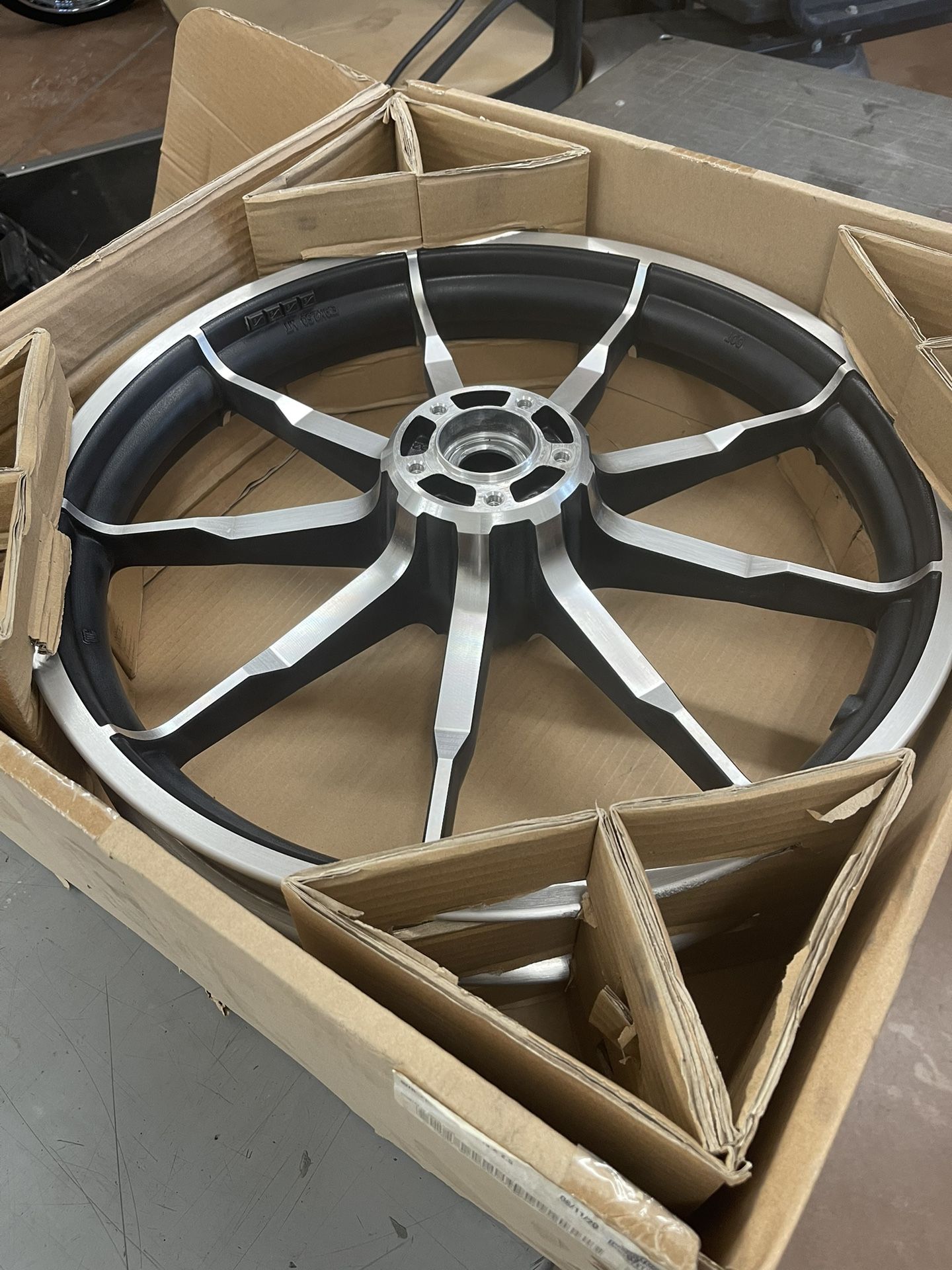 Harley (contact info removed)2 Low Rider FXLR STREET BOB Single Disc 2018 Front wheel 2018-2024