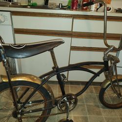 Rusty Old Schwinn Stingray. Banana Bike 