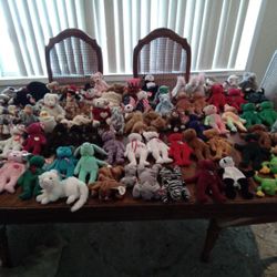 HUGE LOT Of Ty  Beanie Babies 