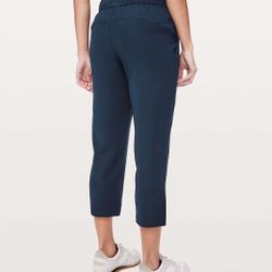 Lululemon On The Fly Crop *Woven 23"