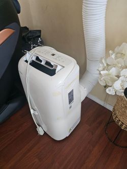 AC PORTABLE TOSHIBA 6000 BTU IS TOUCH SCREEN,WINDOW COVER EXHAUST TUBE SLEEP TIMER, MODE,WORKS GREAT YOU CAN TEST IT BEFORE PURCHASE FOR ANY QUESTION 