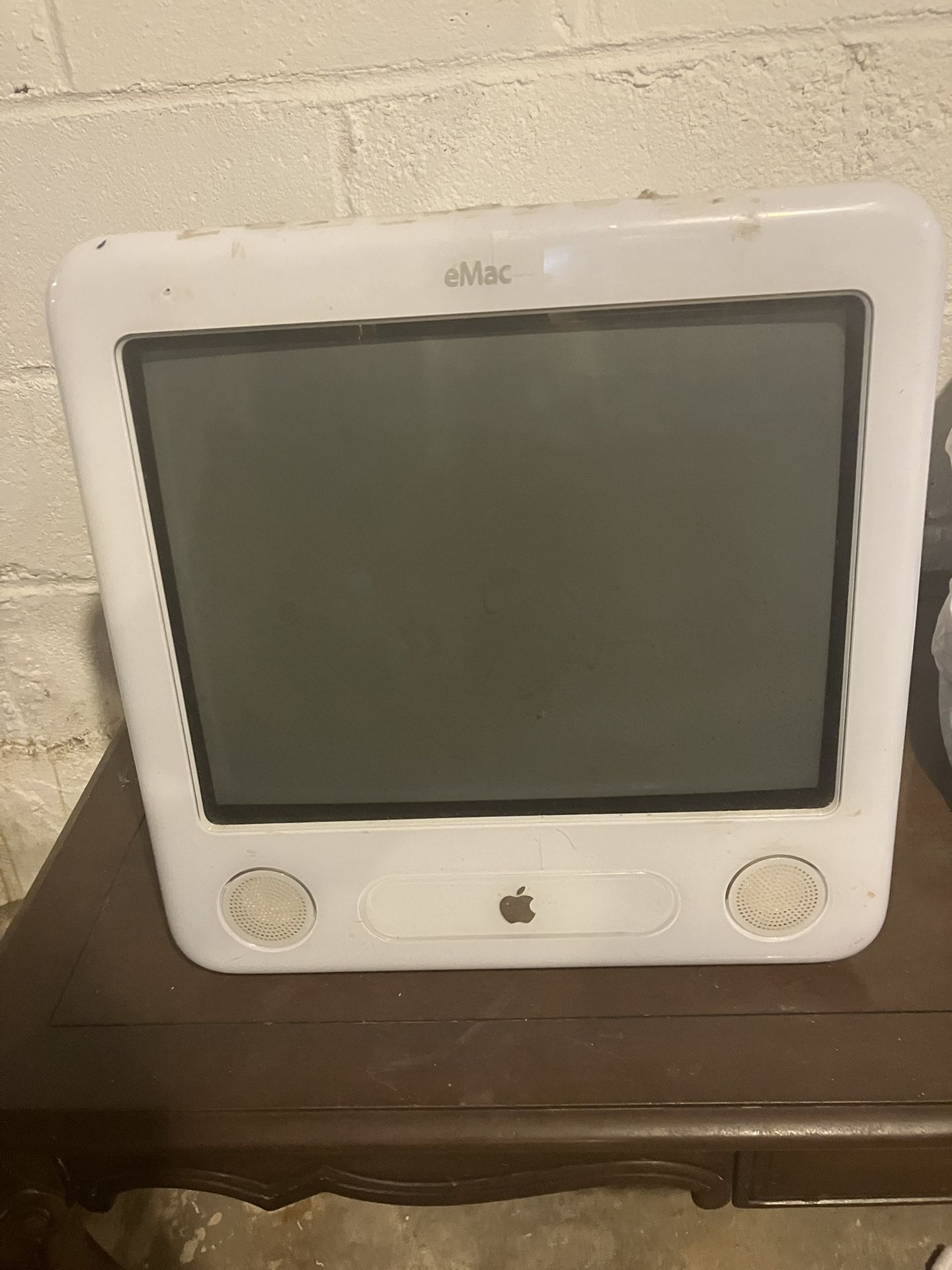 Apple eMac A1002 All-in-One Computer