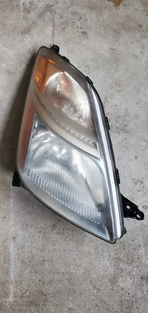 Toyota Prius Headlamp 2004-2008 Passenger Side 
