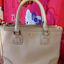 ✨ LUXURY DEAL – Almost New Tory Burch Cream Leather Tote! ✨
👜 Only $120 | Retail $498 + CA Tax