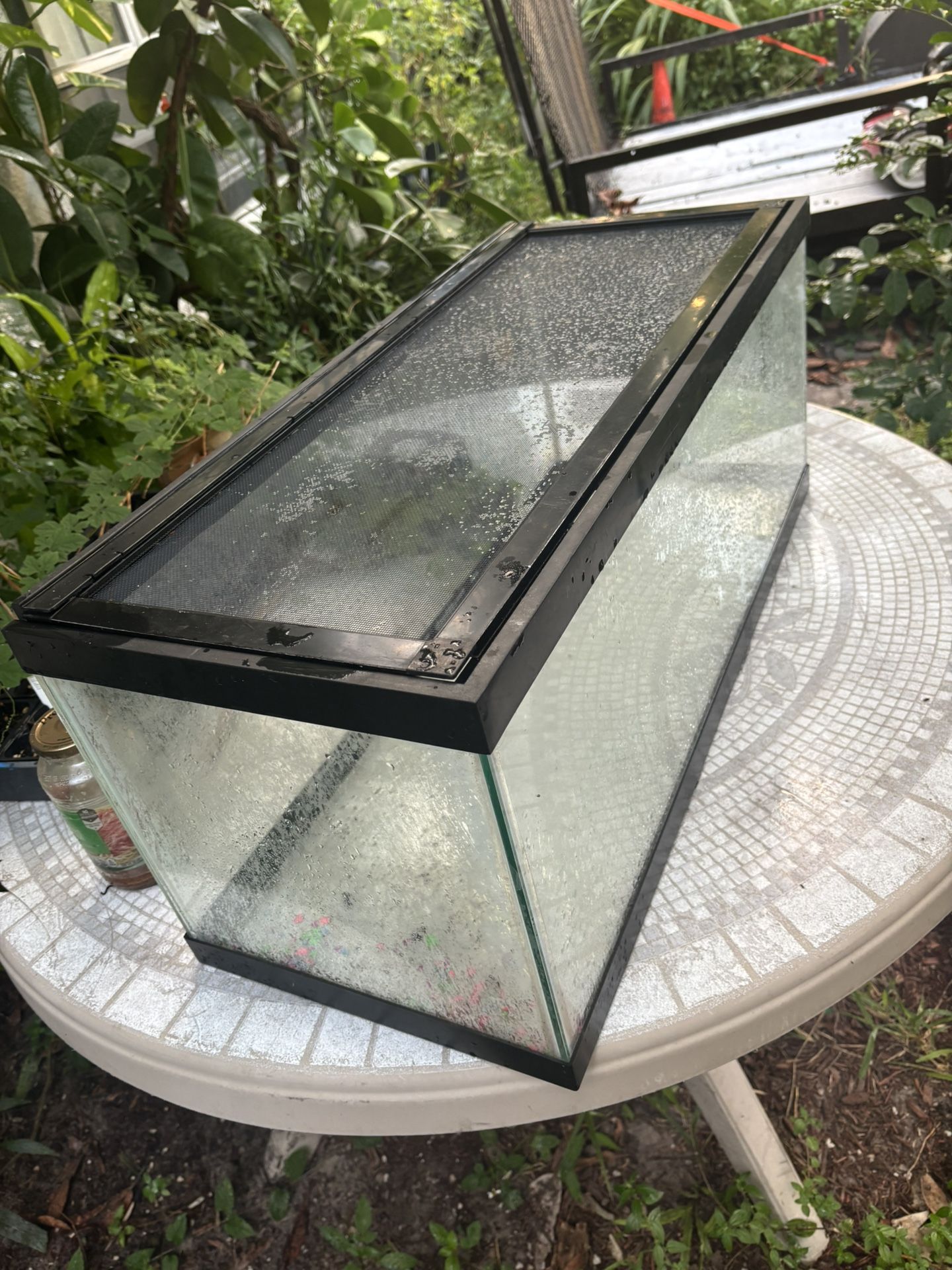 AQUARIUM TANK W LID
