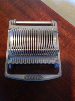 Hard boiled egg slicer