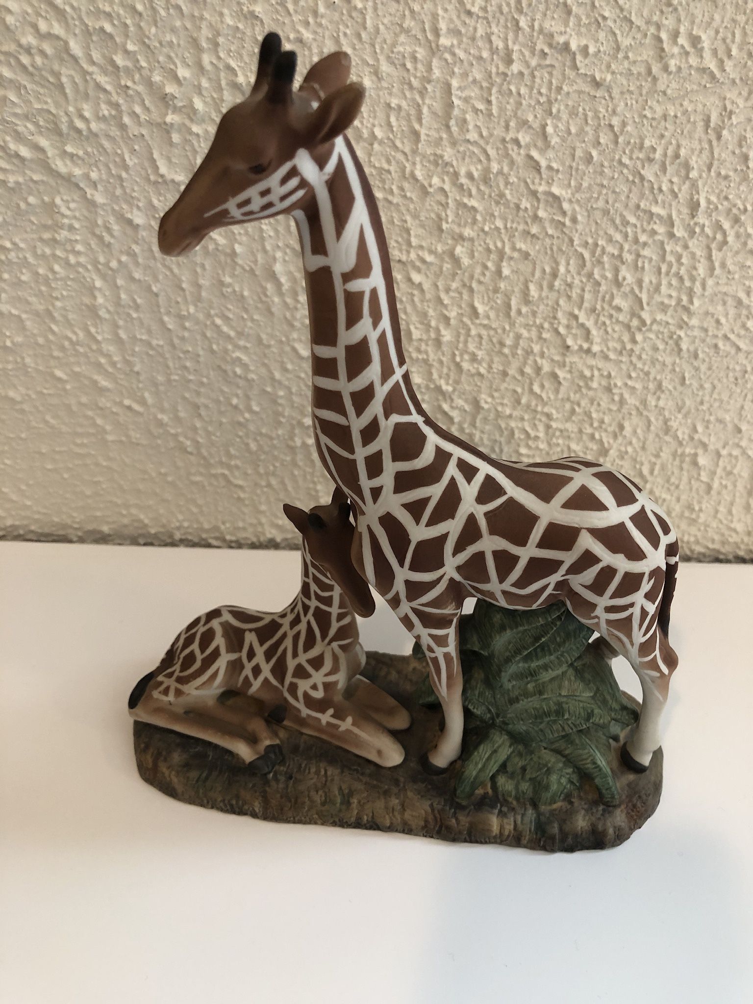 Rare Mottahedeh Design 8408 Giraffe Porcelain Moms And Baby Figurine Fairly tall stand approximately 10” tall and 7.50” at the base If you see it