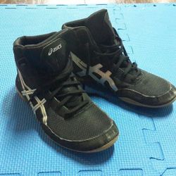 $25 wrestling asics shoes size 7.5 