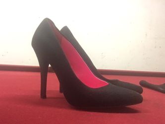 Black pumps