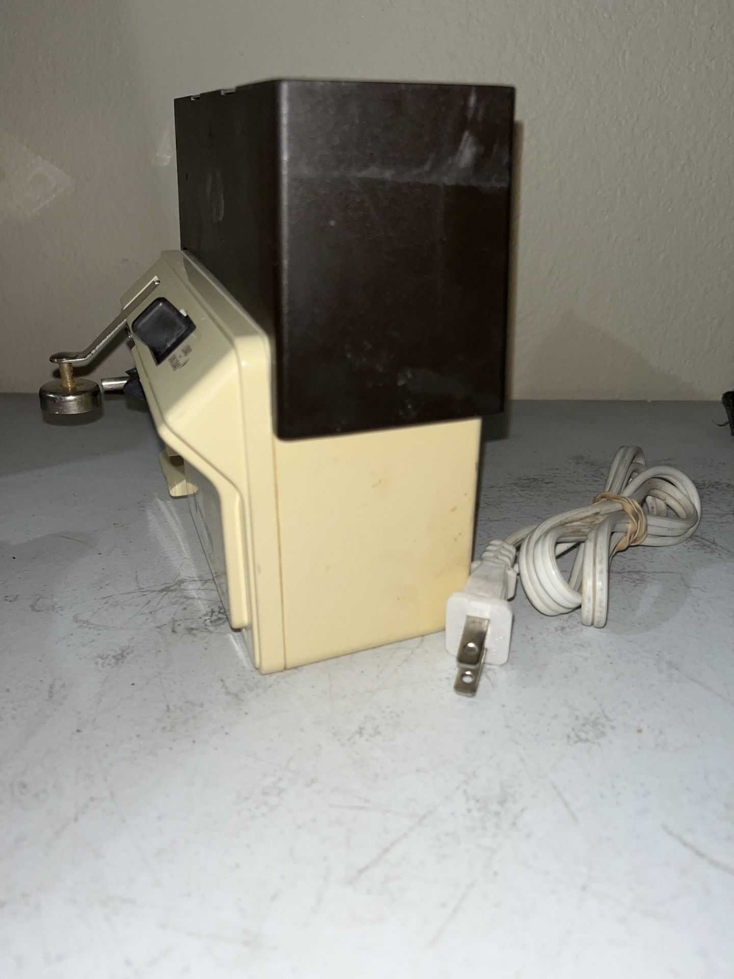 Black & Decker Space Saver Under Cabinet Electric Can Opener (EC59D).  pre-owned.. clean.. works. Interested send number and I will call or text  addre for Sale in Bristol, PA - OfferUp