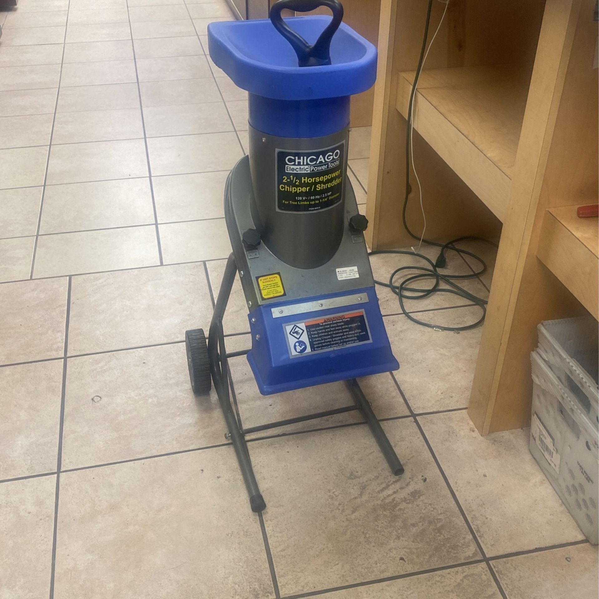 Chicago Electric 2-1/2 Horsepower Chipper Shredder
