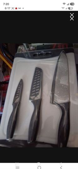 Cutting Board With 3 Kitchen Knives. New