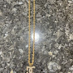 10 karat dream, chaser pendant and 22 inch gold chain 10 carat