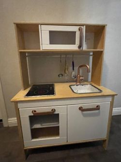 Kids Kitchen Play Set – Good Condition